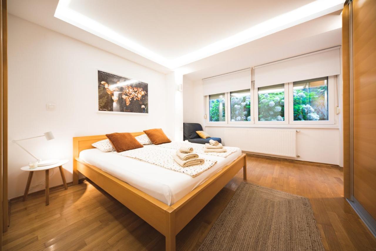 Apartman Sleep, Eat, Repeat And Park Your Car In Center